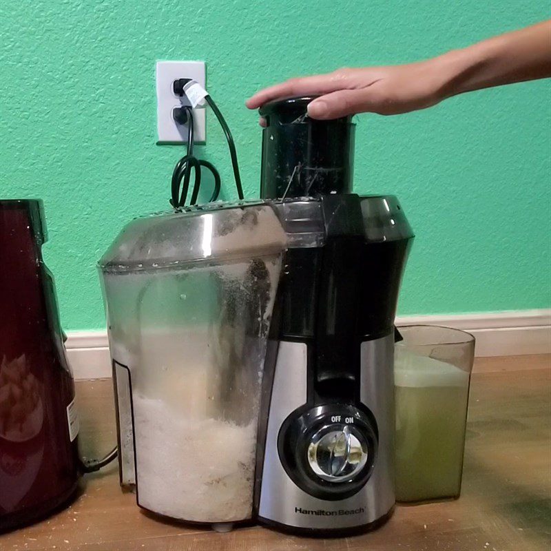 Step 2 Extracting sugarcane juice Sugarcane juice