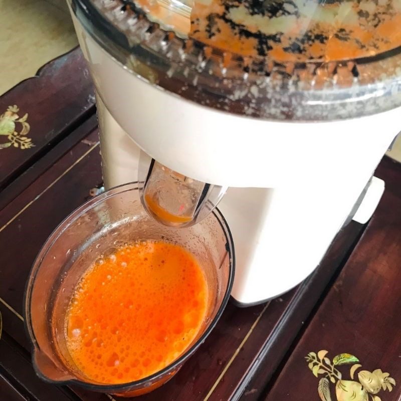 Step 2 Juicing guava and carrot Guava carrot juice