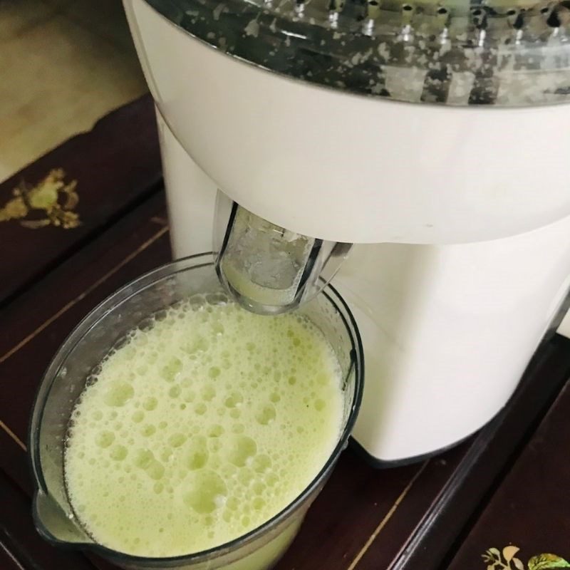 Step 2 Juicing guava and carrot Guava carrot juice