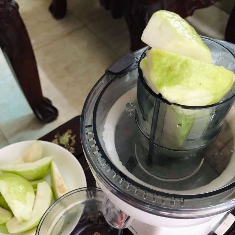Step 2 Juicing guava and carrot Guava carrot juice