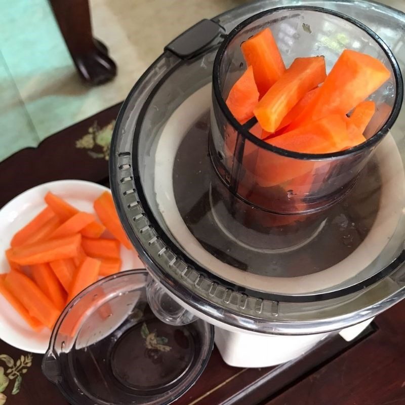 Step 2 Juicing guava and carrot Guava carrot juice