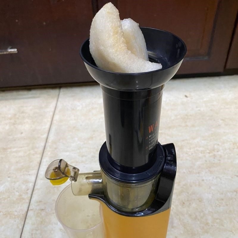 Step 2 Juicing Mango with Pear Mango Pear Juice