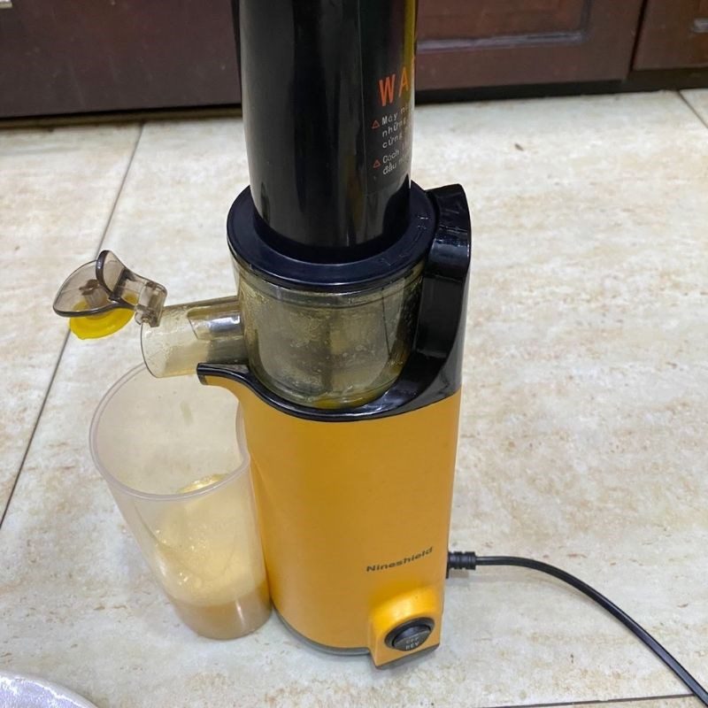 Step 2 Press mango with apple Mango apple juice