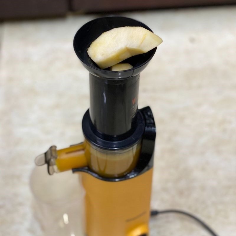 Step 2 Juicing mango with apple for Mango Apple Juice