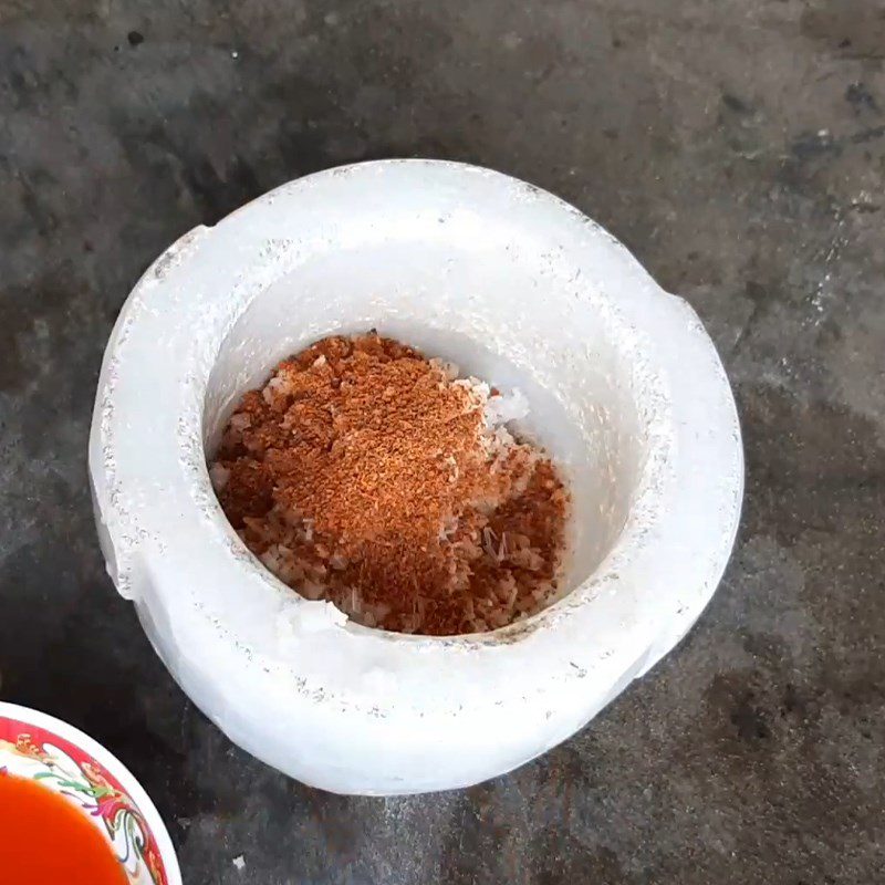 Step 2 Grinding the seasoning for dried fish