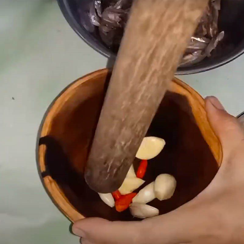 Step 2 Pounding spices and marinating fish Fish sauce