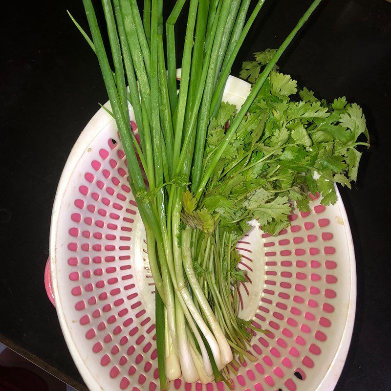 Step 2 Pound the green onion and pepper Pork bone porridge
