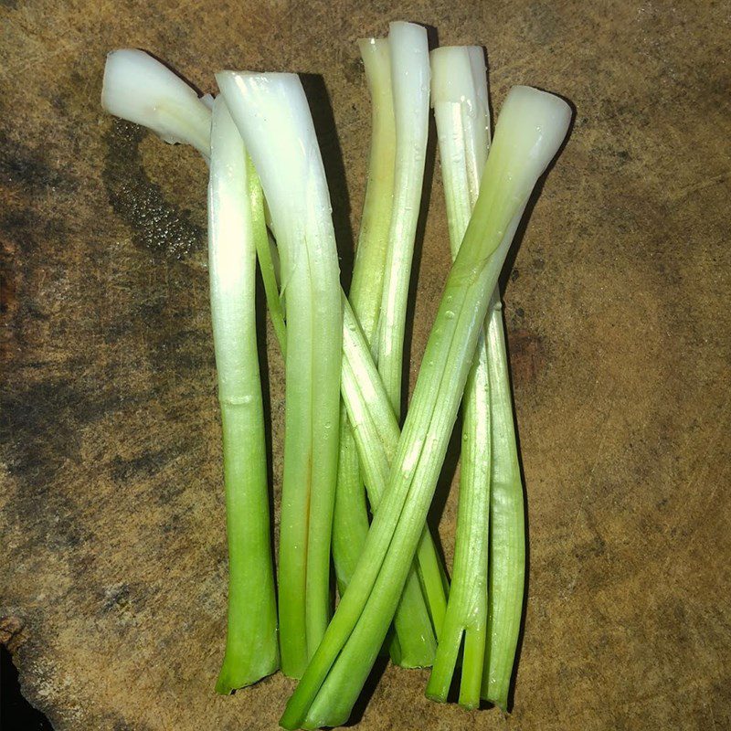 Step 2 Pound the green onion and pepper Pork bone porridge