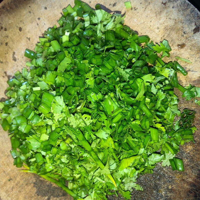 Step 2 Pound the green onion and pepper Pork bone porridge