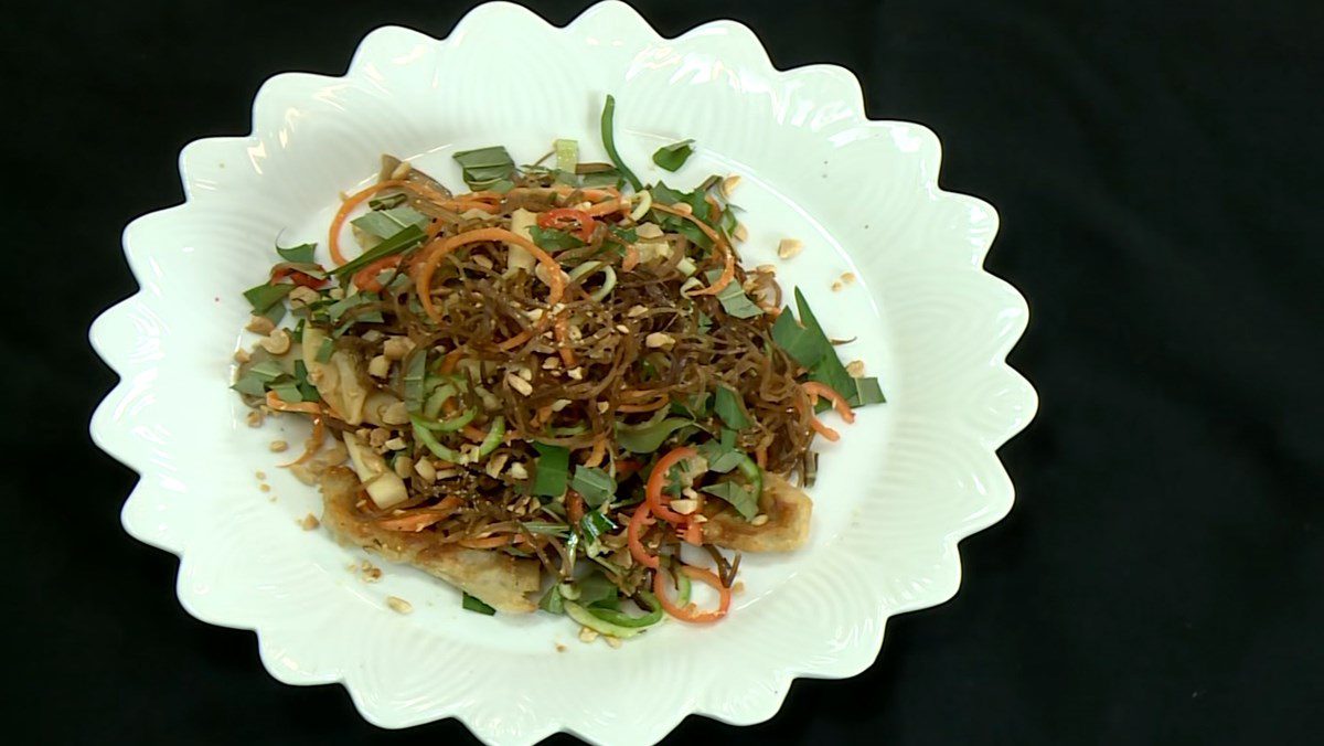 2 Ways to Make Delicious and Appealing Banana Blossom Salad with Oyster Mushrooms and Chicken Drumstick Mushrooms 2 Banana flower salad mixed with oyster mushrooms