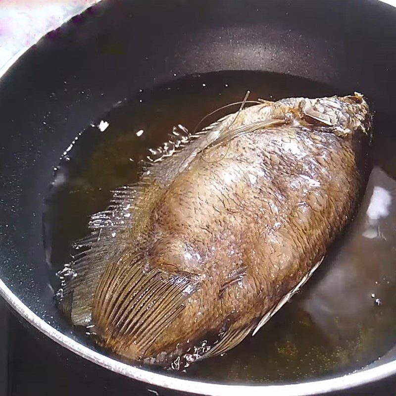 Step 3 Fry the fish Dried bamboo shoot salad with snakehead fish