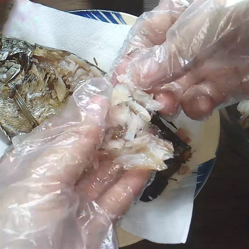 Step 3 Fry the fish Dried bamboo shoot salad with snakehead fish