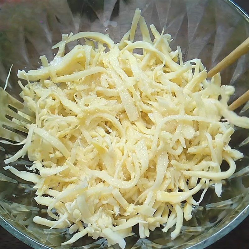 Step 4 Mixing the salad Dried bamboo shoot salad with snakehead fish