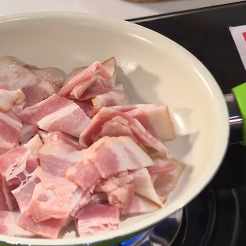 Step 3 Fry the bacon Salted egg jelly salad