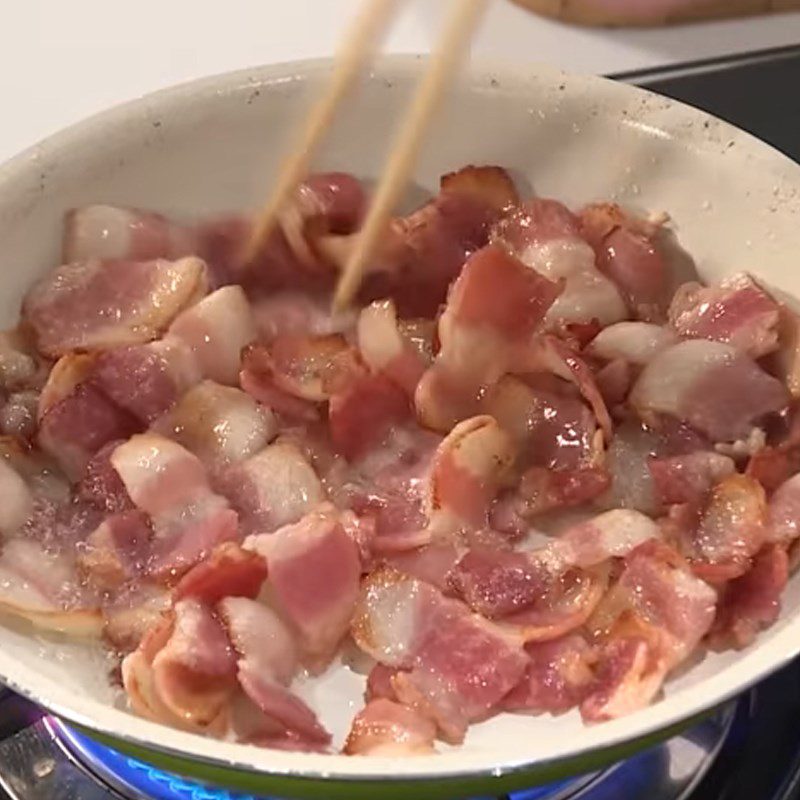 Step 3 Fry the bacon Salted egg jelly salad