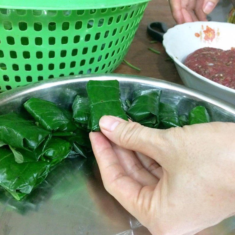 Step 3 Wrap the grilled beef in betel leaves