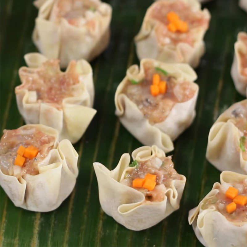 Step 4 Wrap the shrimp and pork dumplings