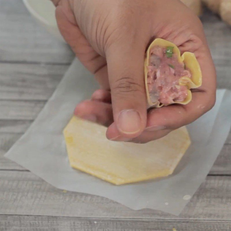 Step 5 Wrapping the dumplings with shrimp and chicken filling
