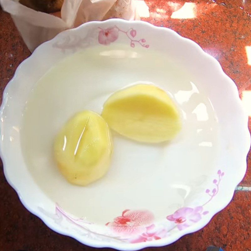 Step 1 Peel the potatoes for cheesy potato fries