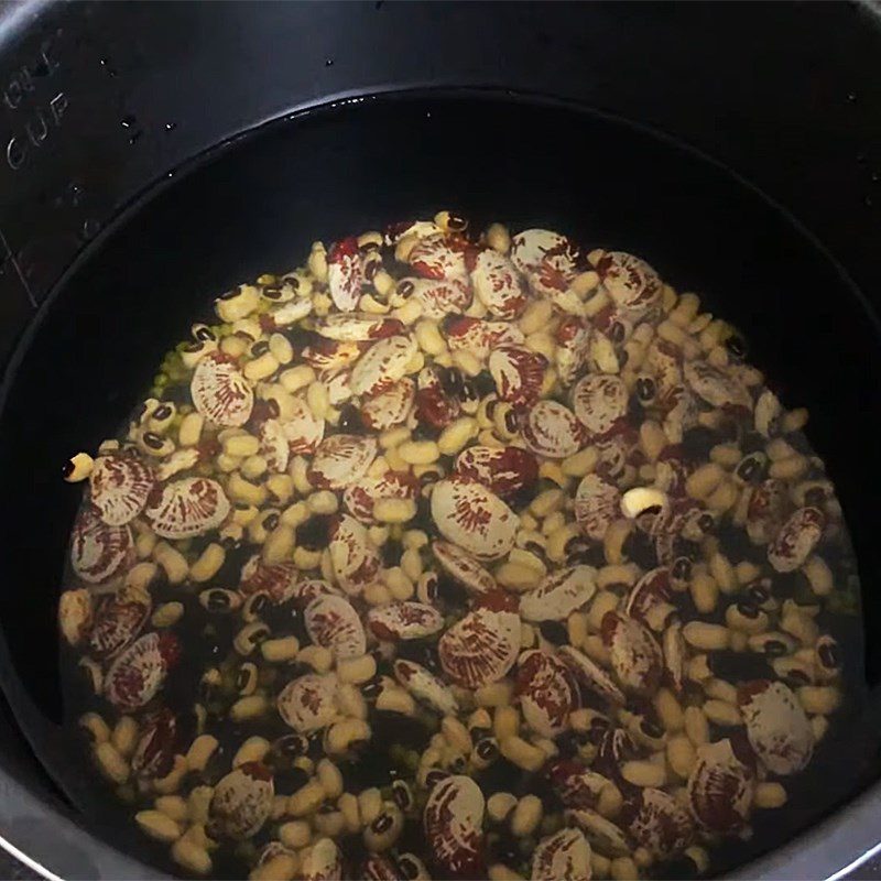 Step 1 Stewing beans for Mixed Sweet Soup using an Electric Pressure Cooker