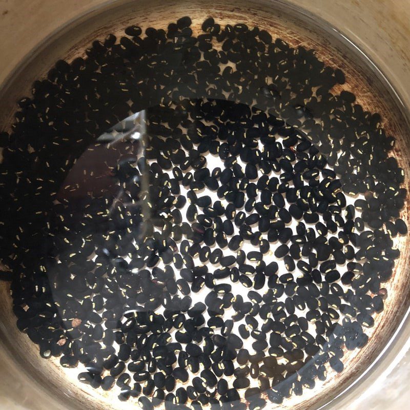 Step 2 Simmer the black beans for Black Bean Dessert with Butterfly Pea Jelly using a Pressure Cooker