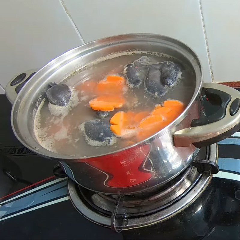 Step 3 Black chicken stewed with ginseng