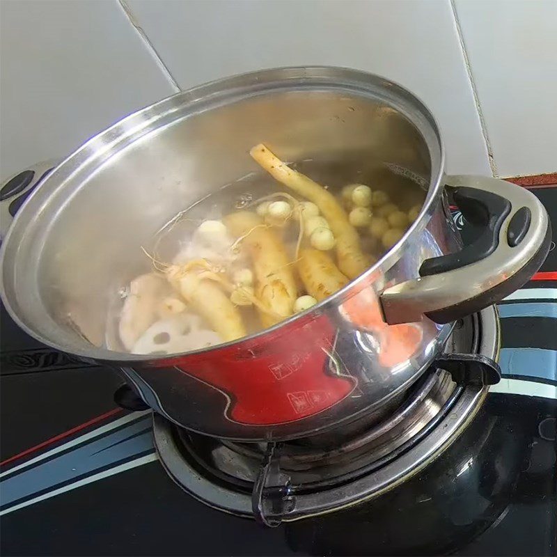 Step 3 Stew black chicken Black chicken with ginseng stew