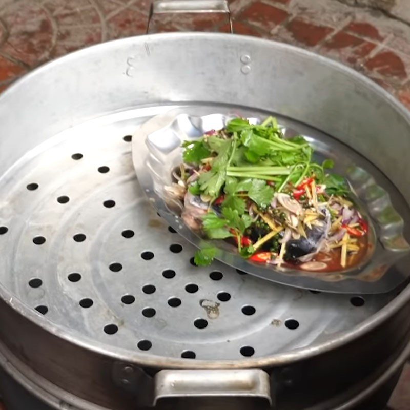 Step 4 Stew fish eyes Tuna fish eyes stewed with green pepper