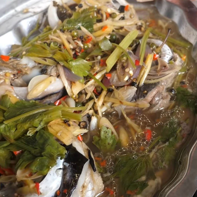 Step 4 Stew fish eyes Tuna fish eyes stewed with green pepper