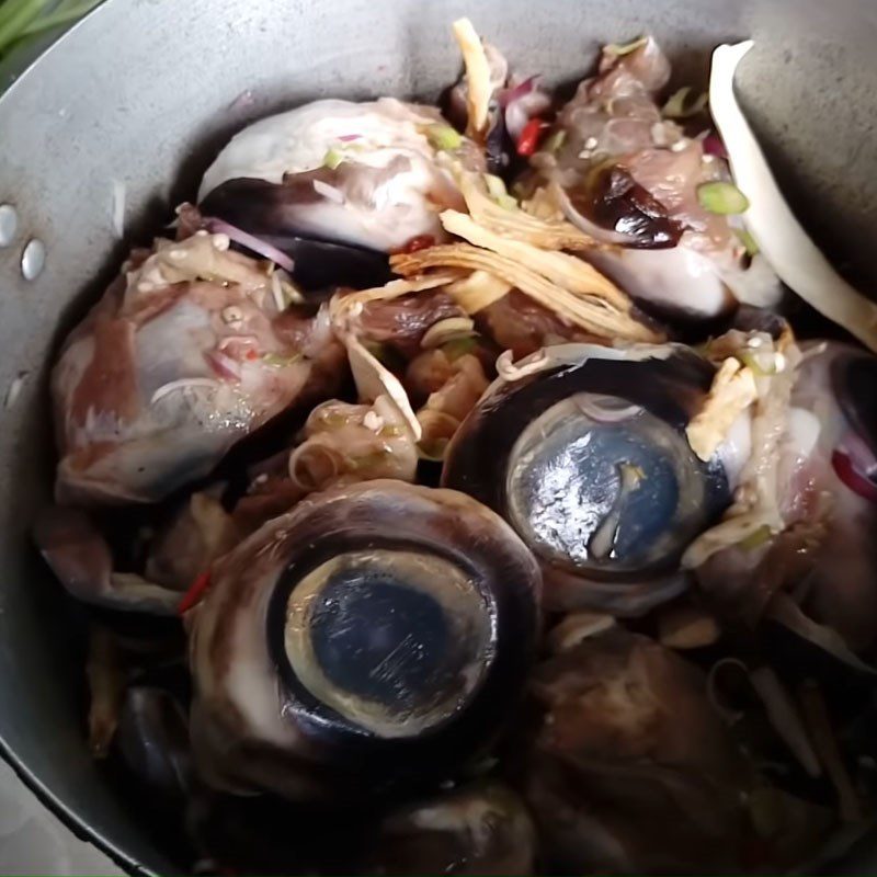 Step 4 Braised Tuna Eyes with Chinese Herbs