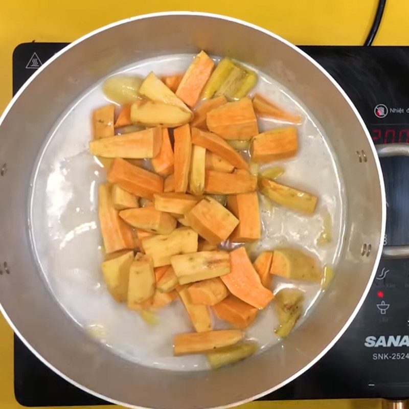Step 2 Simmer the bananas and sweet potatoes for Banana Sweet Potato Dessert