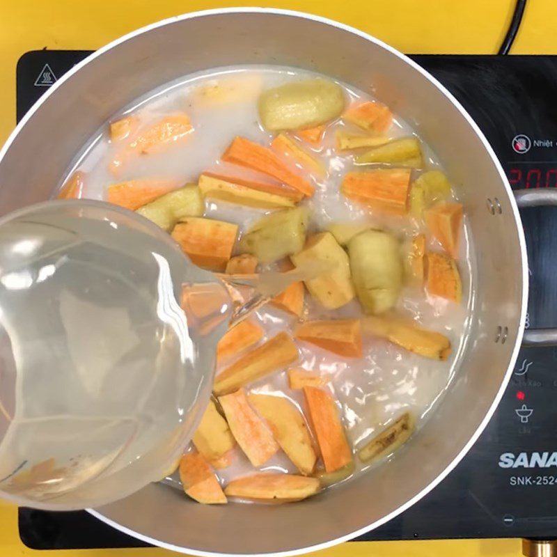 Step 2 Simmer the bananas and sweet potatoes for Banana Sweet Potato Dessert