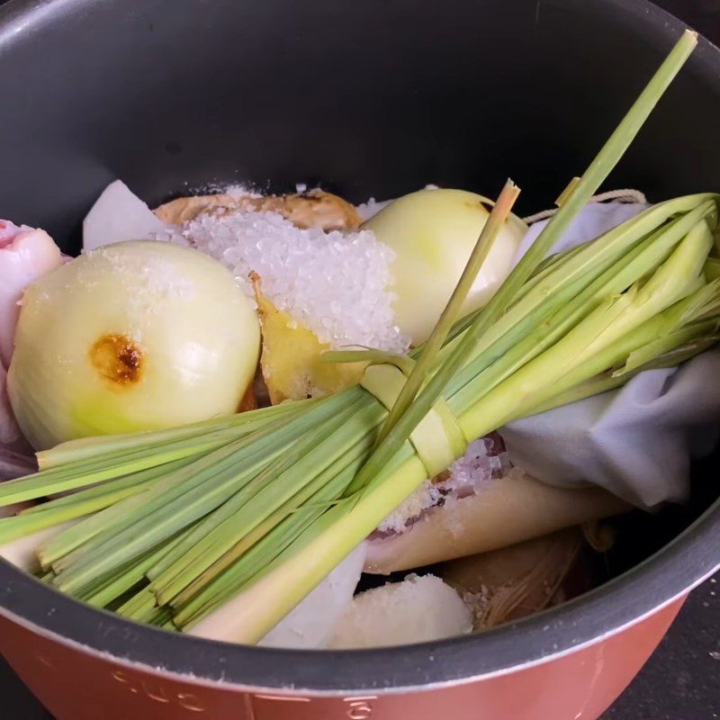 Step 3 Simmer the beef broth for the mixed beef hotpot