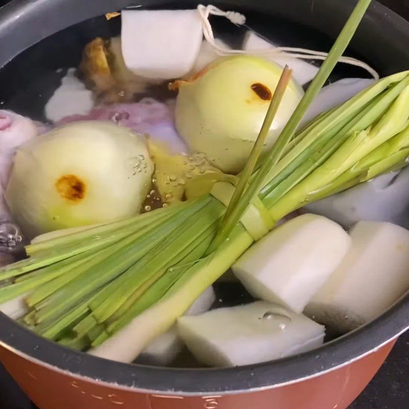 Step 3 Simmer the beef broth for the mixed beef hotpot