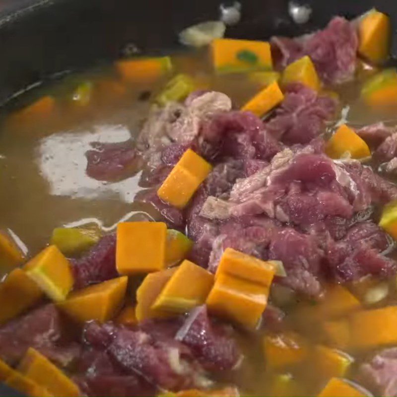 Step 4 Stew beef with pumpkin Beef stewed with pumpkin