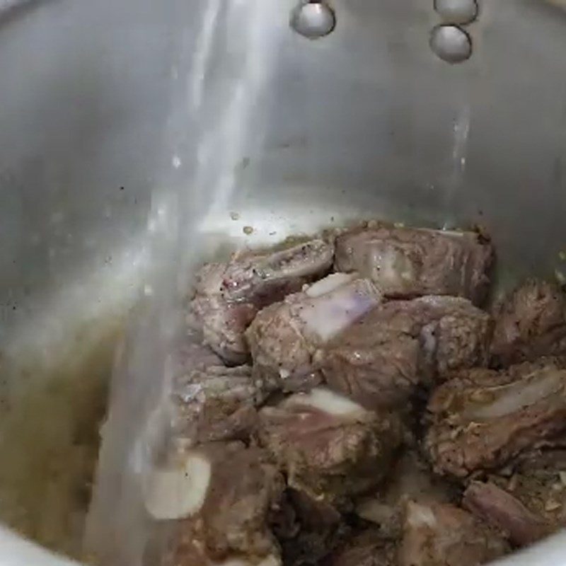 Step 3 Stew buffalo meat with lemongrass for lemongrass buffalo hotpot