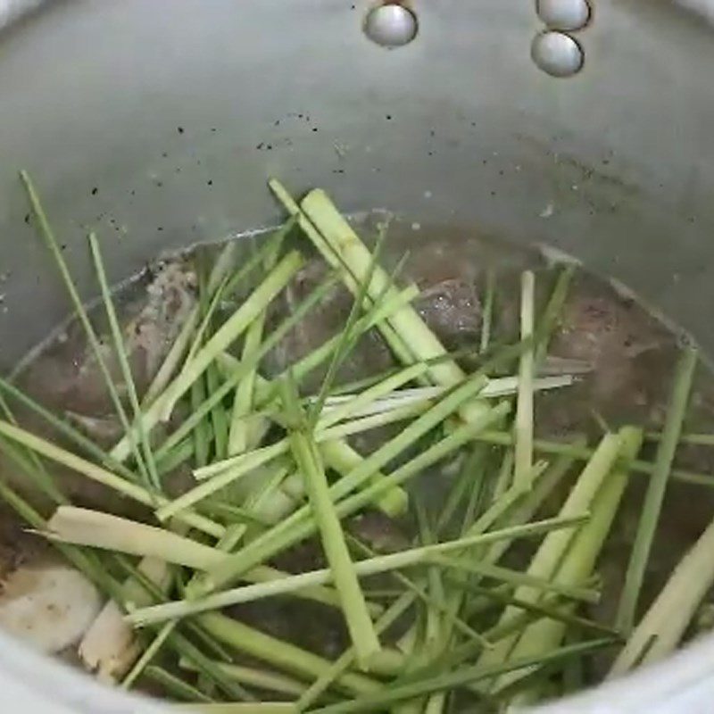 Step 3 Stew buffalo meat with lemongrass for lemongrass buffalo hotpot
