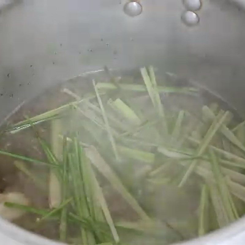 Step 3 Stew buffalo meat with lemongrass for lemongrass buffalo hotpot