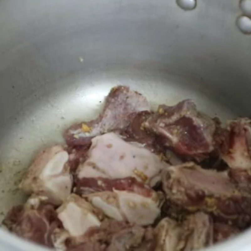 Step 3 Stew buffalo meat with lemongrass for lemongrass buffalo hotpot