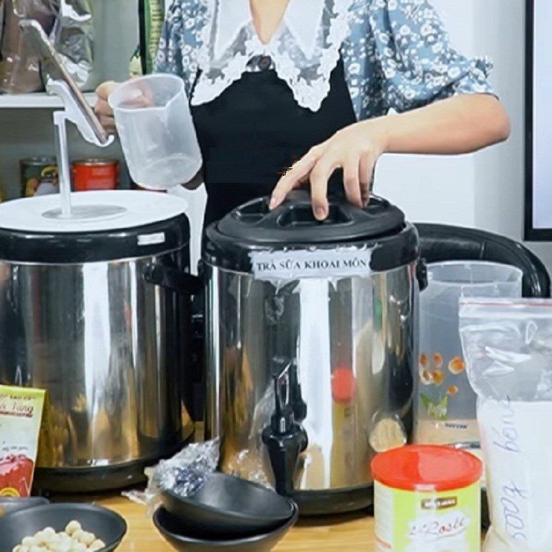 Step 1 Brewing tea for longan milk tea with lotus seeds
