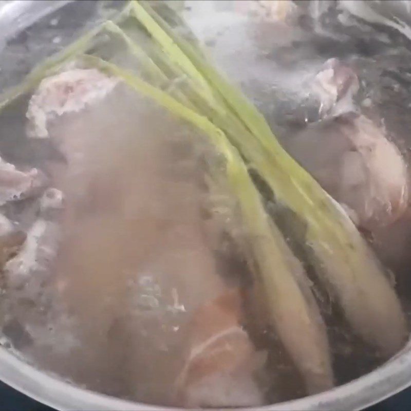 Step 3 Stewing bones and beef tendons for herbal beef hotpot