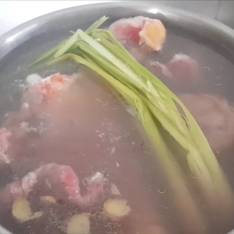 Step 3 Simmer the bones and beef tendons for the herbal beef hot pot