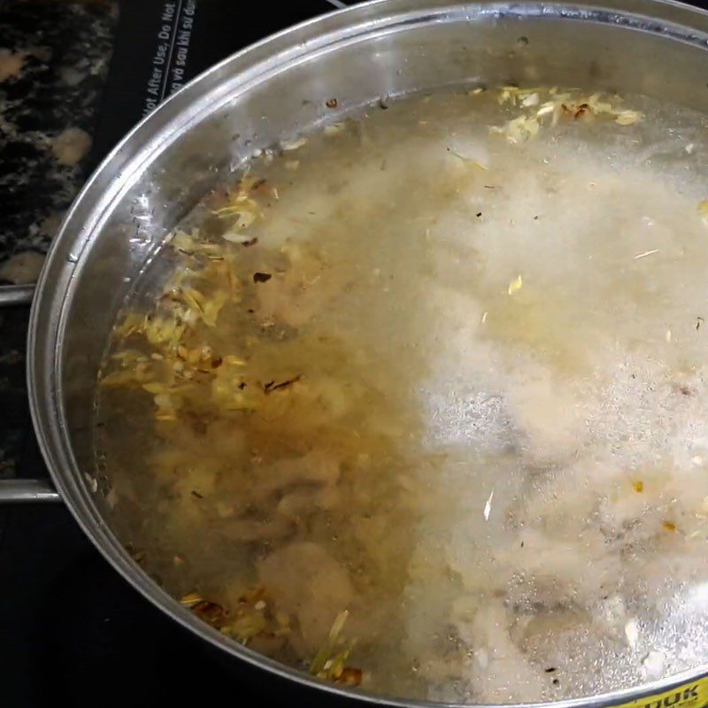 Step 3 Simmering bones and cooking hot pot broth Beef hot pot