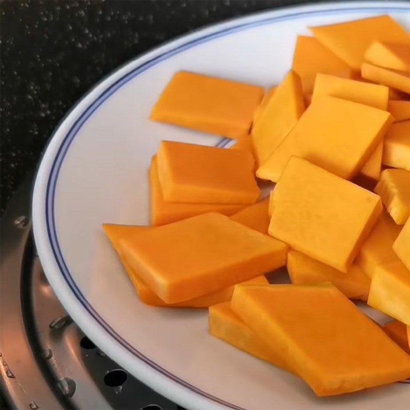 Step 1 Steaming pumpkin Pumpkin cake with peanut filling