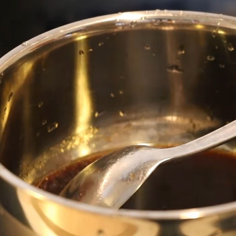 Step 5 Cooking the sauce for steamed flounder with soy sauce
