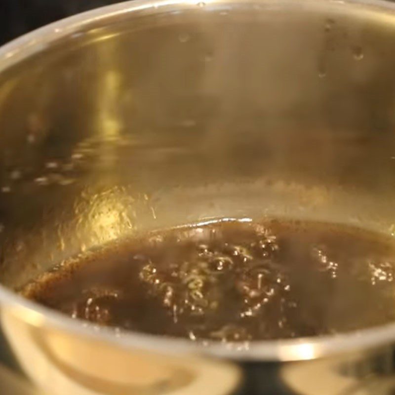 Step 5 Cooking the sauce for steamed flounder with soy sauce