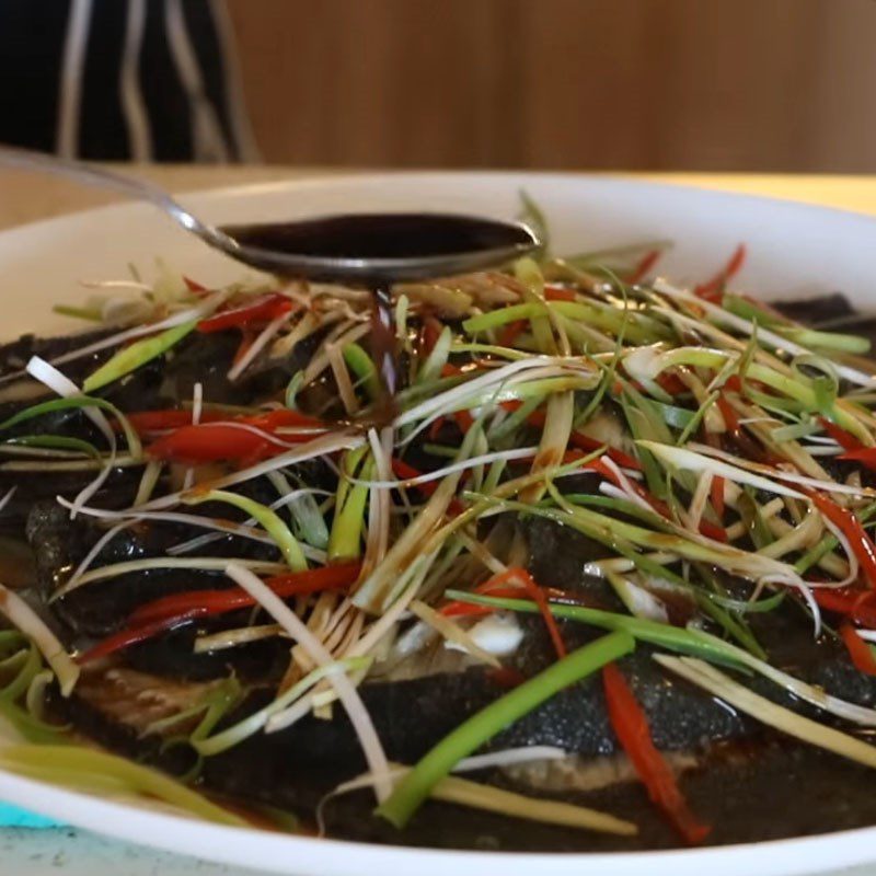 Step 5 Cooking the sauce for steamed flounder with soy sauce