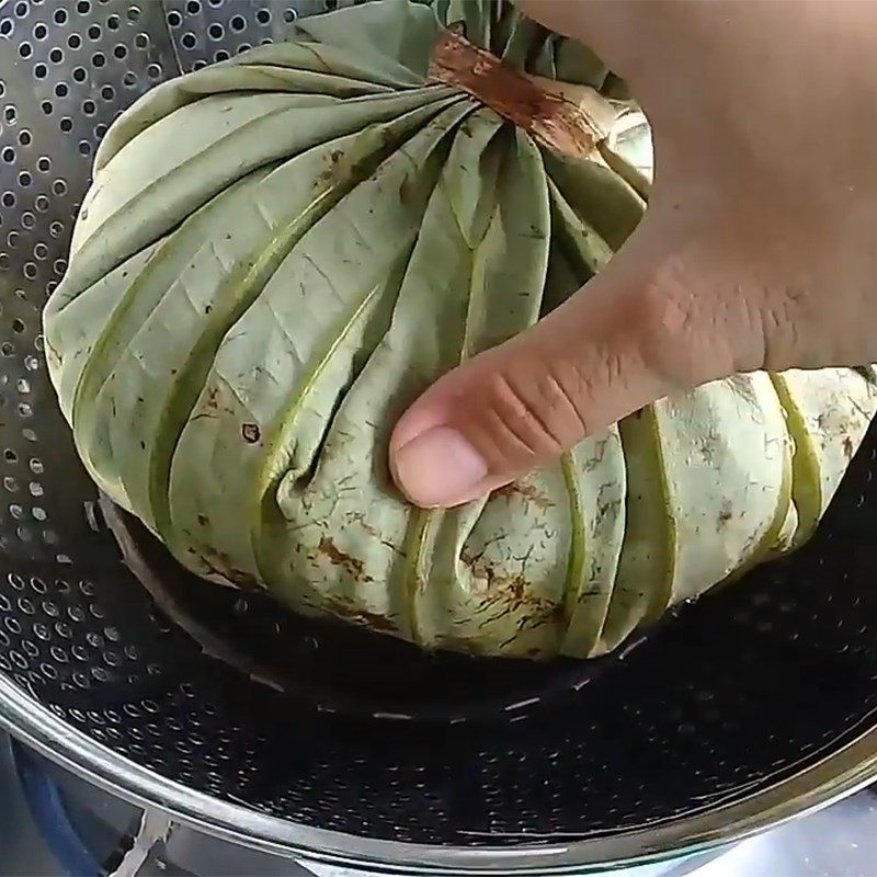Step 5 Steam the lotus leaf rice Brown rice steamed in lotus leaves