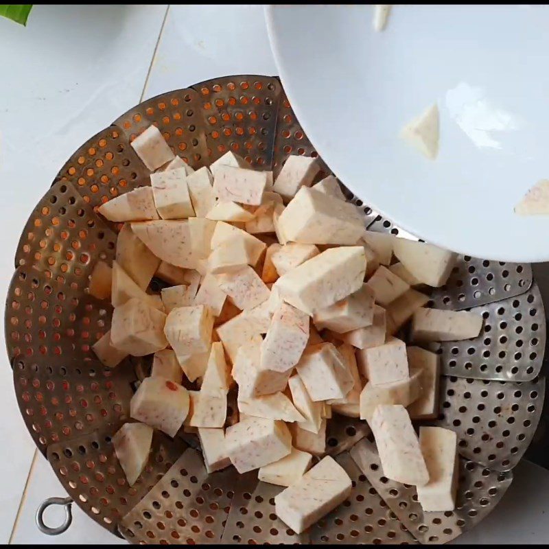 Step 3 Steam the taro for Taro Sticky Rice with Pandan Leaves