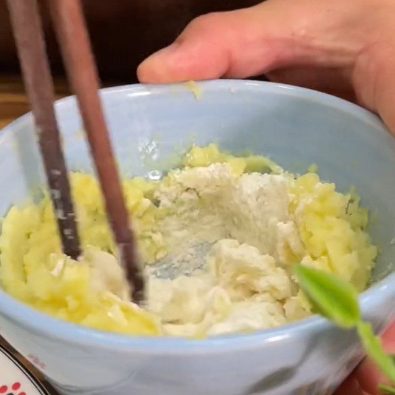 Step 2 Steaming potatoes Shrimp wrapped in crispy potatoes (Recipe shared from Tiktok Cooking with TasteVN)